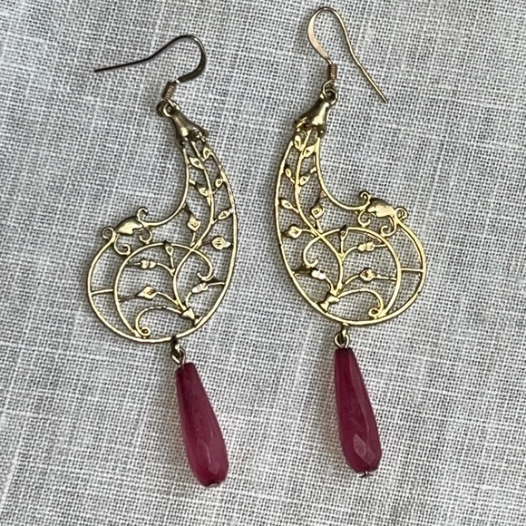 Paisley motif, filigree, dangly earrings in gold with red beads. - Picture 1 of 8
